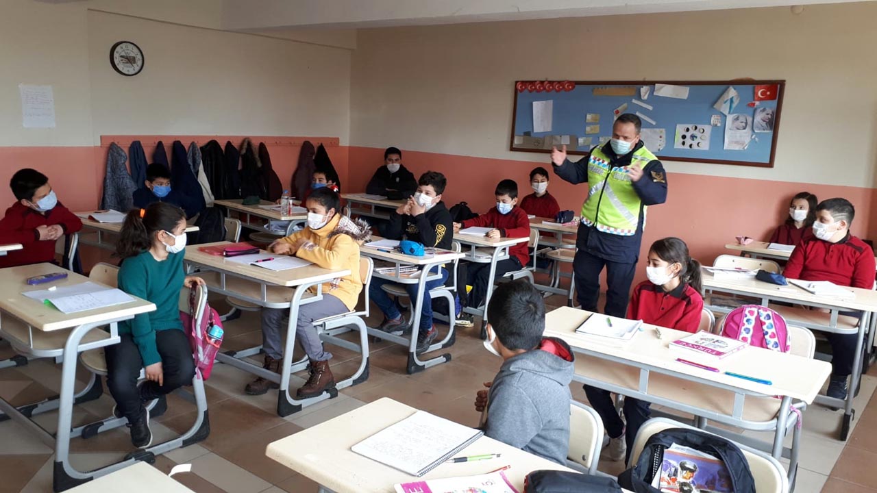 Yozgat İl Jandarma Komutanlığı Trafik Timlerince ilçeye bağlı köy okullarında