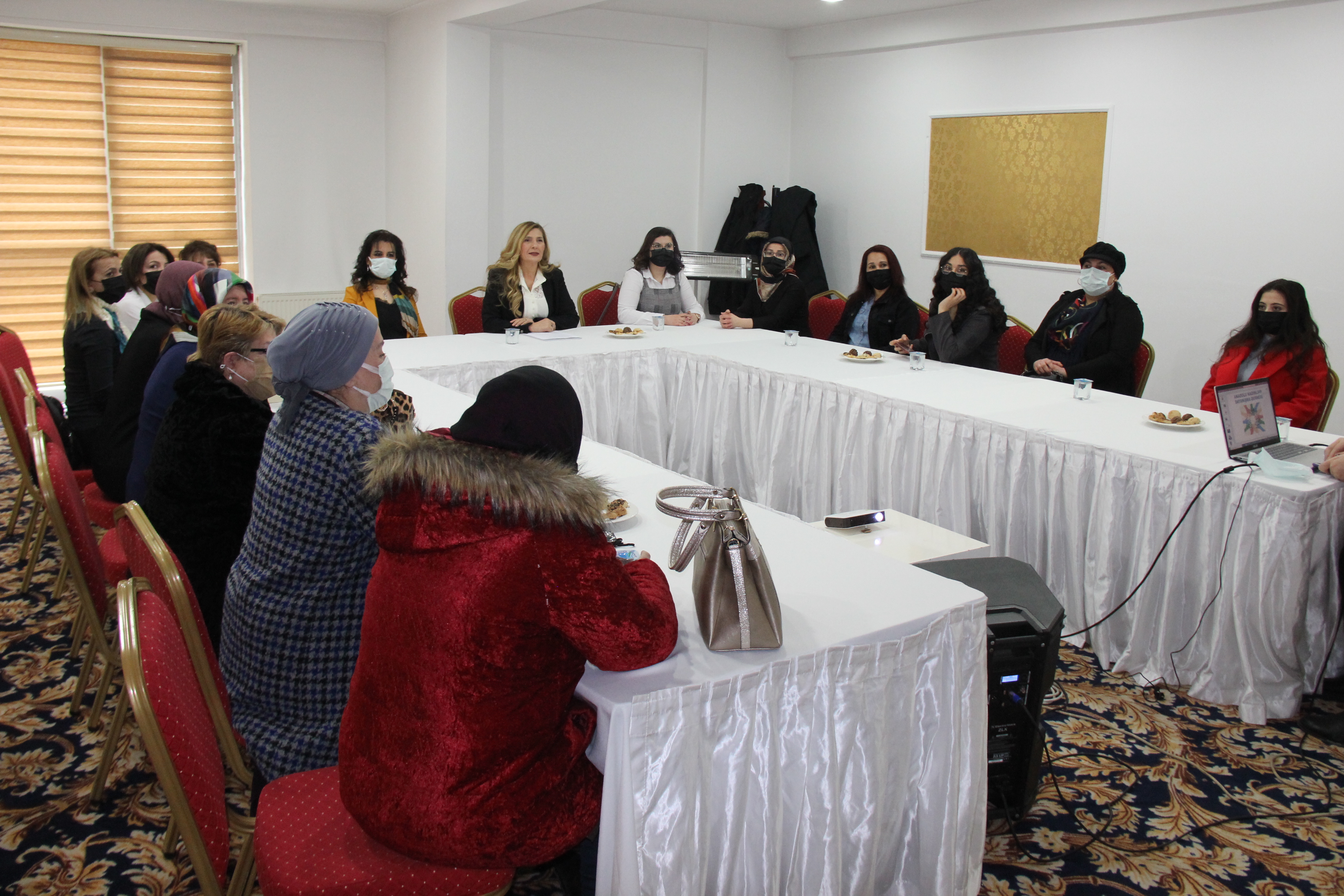 Başkanlığını Özgür Karslıoğlu’nun yaptığı Anadolu Kadınlar Dayanışma Derneği tanıtım toplantısı