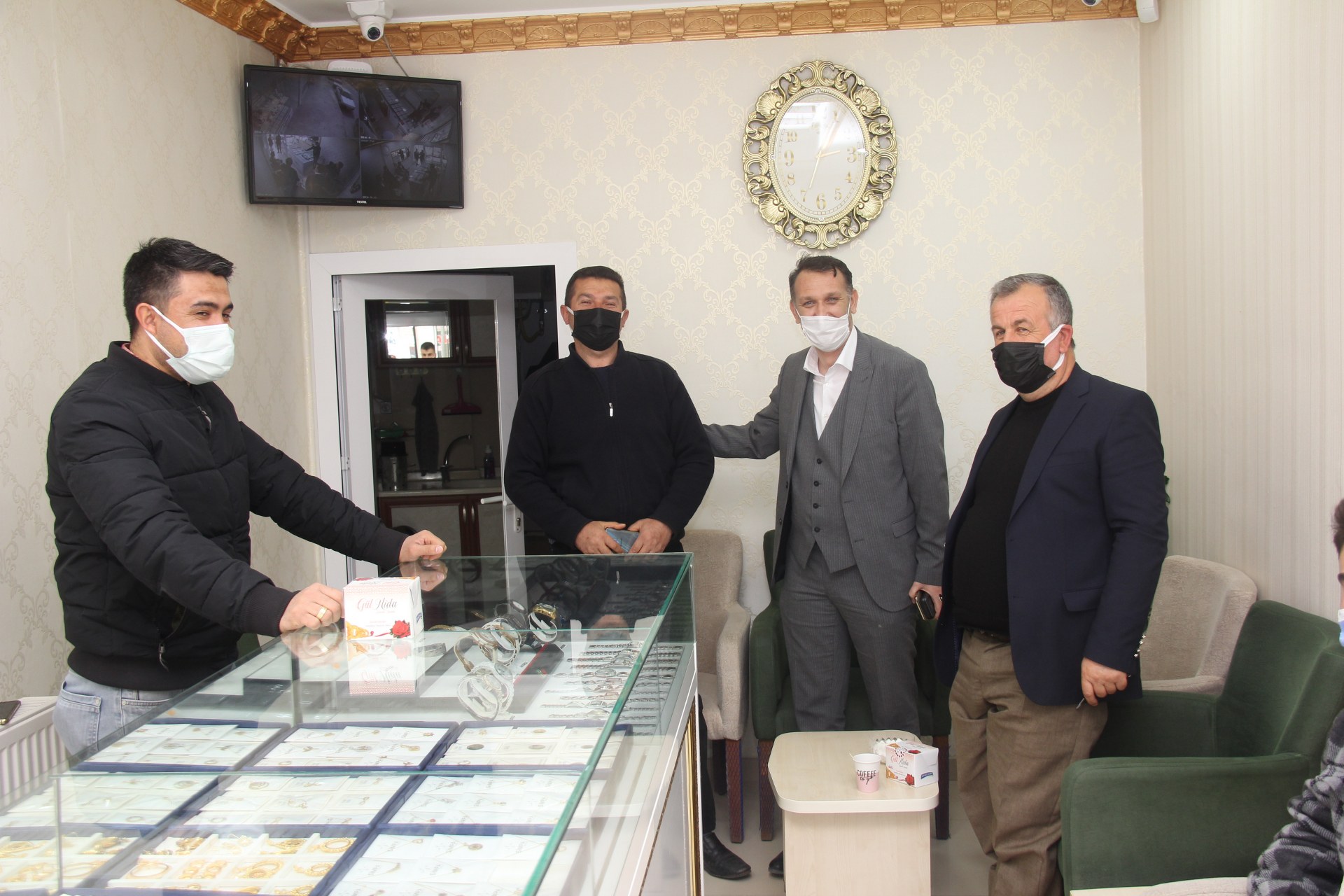 Sarıkaya Belediye Başkanı Ömer Açıkel, ilçe esnaflarını ziyaret ederek kandil