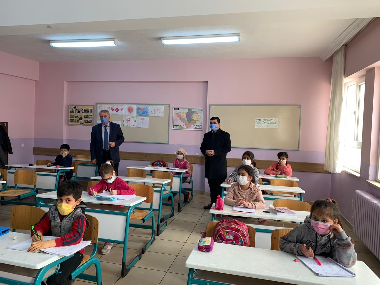 Aydıncık Kaymakamı Adem Balkanlıoğlu, Şehit Bekir Şimşet İlkokulunu ziyaret ederek