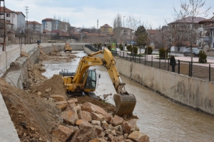 Sorgun içerisinden geçen Eğriöz Deresinde ıslah ve düzenleme çalışmaları devam