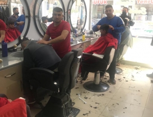 Tam kapanma öncesi berberlerde sıra bulmak zor. 17 günlük kısıtlama
