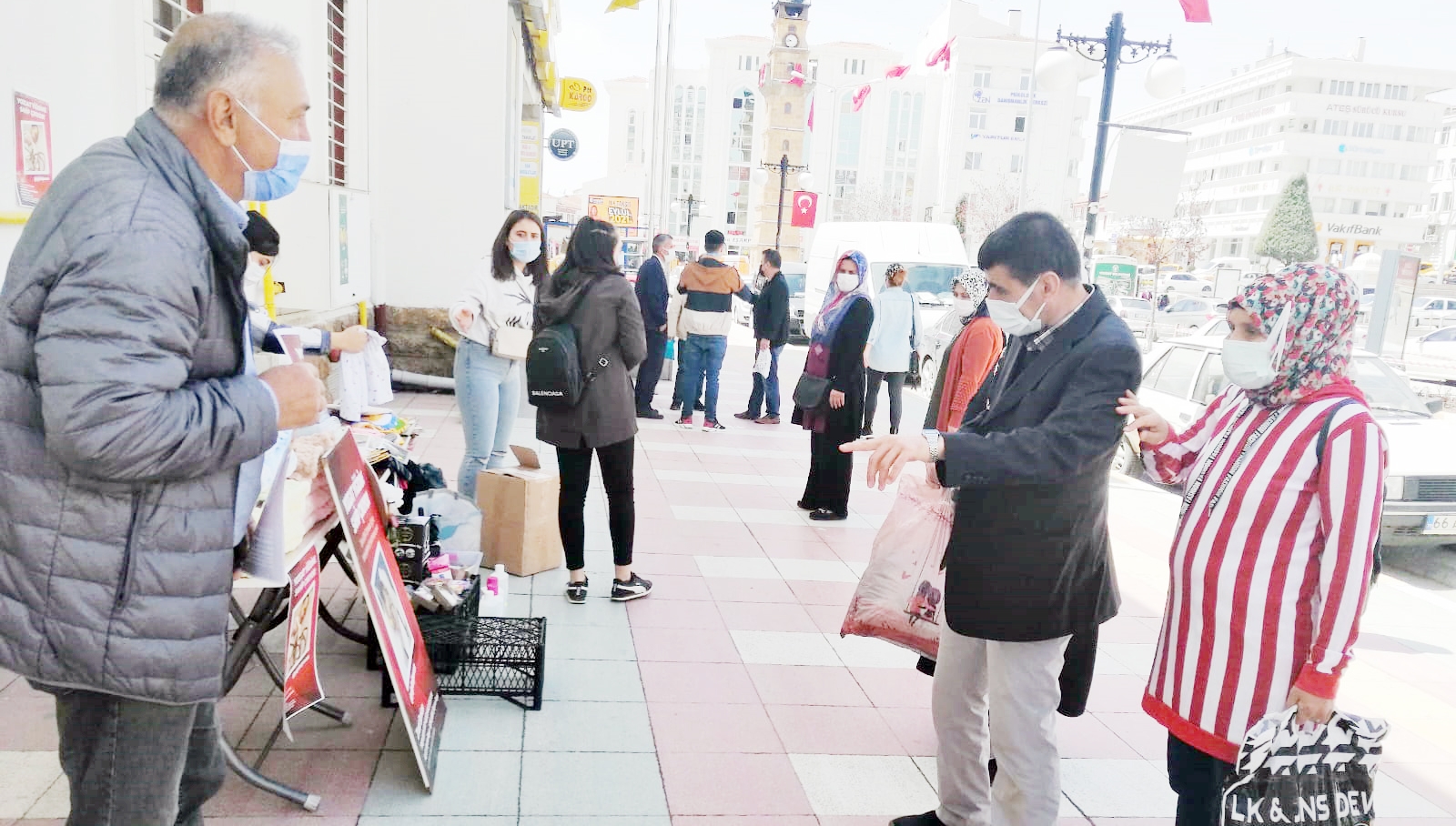 SMA hastası Yiğitalp için başlatılan yardım kampanyasına dikkat çekmek, sergilenen