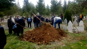 Divanlı Köyü'nden gelme, Yozgat Belediyesi'nden emekli Sefer Kalabalık'ın eşi, meslektaşlarımız
