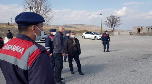 Yozgat Valisi Ziya Polat, Kovid-19 tedbirleri kapsamında uygulama noktalarında görev