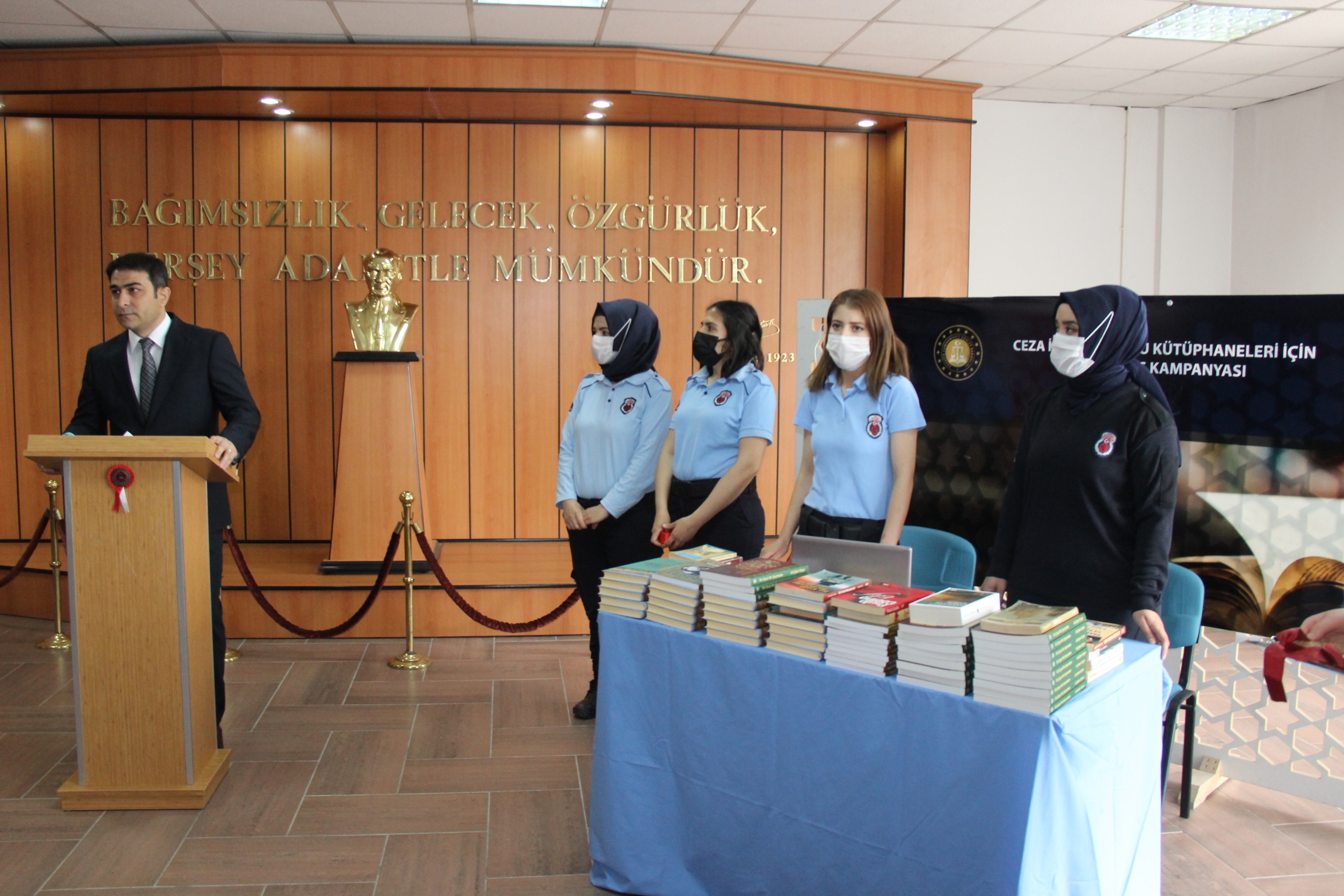 Adalet Bakanı Abdülhamit Gül, öncülünde ceza infaz kurumu personeli aileleri