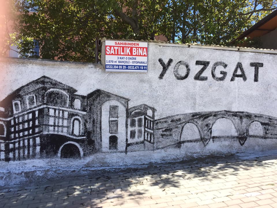 Bahçeşehir mahallesindeki evinin duvarına Yozgat’ın tarihi simgelerinden Büyük Camii, Saat