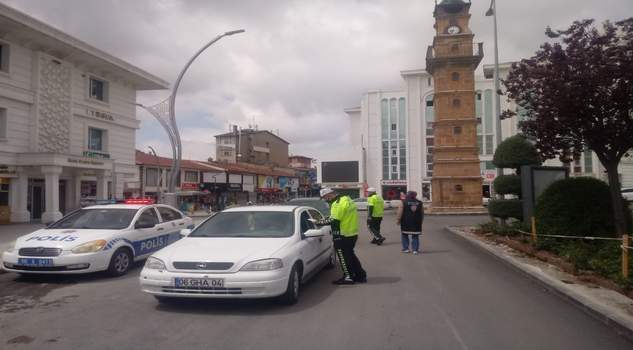 Yozgat’ta hafta sonu sokağa çıkma kısıtlamasında polis ekipleri denetimlerini sürdürüyor.