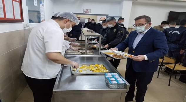 

Yozgat Valisi Ziya Polat, İl Jandarma Komutanlığını ziyaret ederek, burada