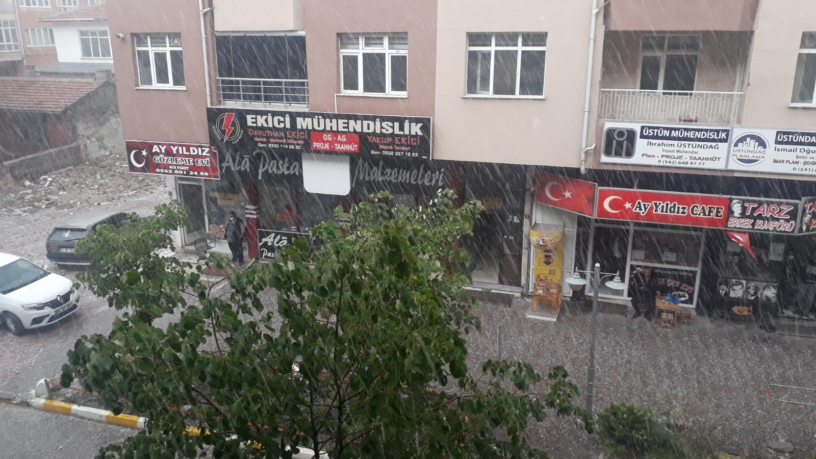 Kent merkezinde etkili olan dolu ve sağanak yağış hayatı olumsuz