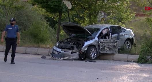 Ankara’da durakta otobüs beklerken, iki otomobilin çarpıştığı kaza sonucu yaralanan