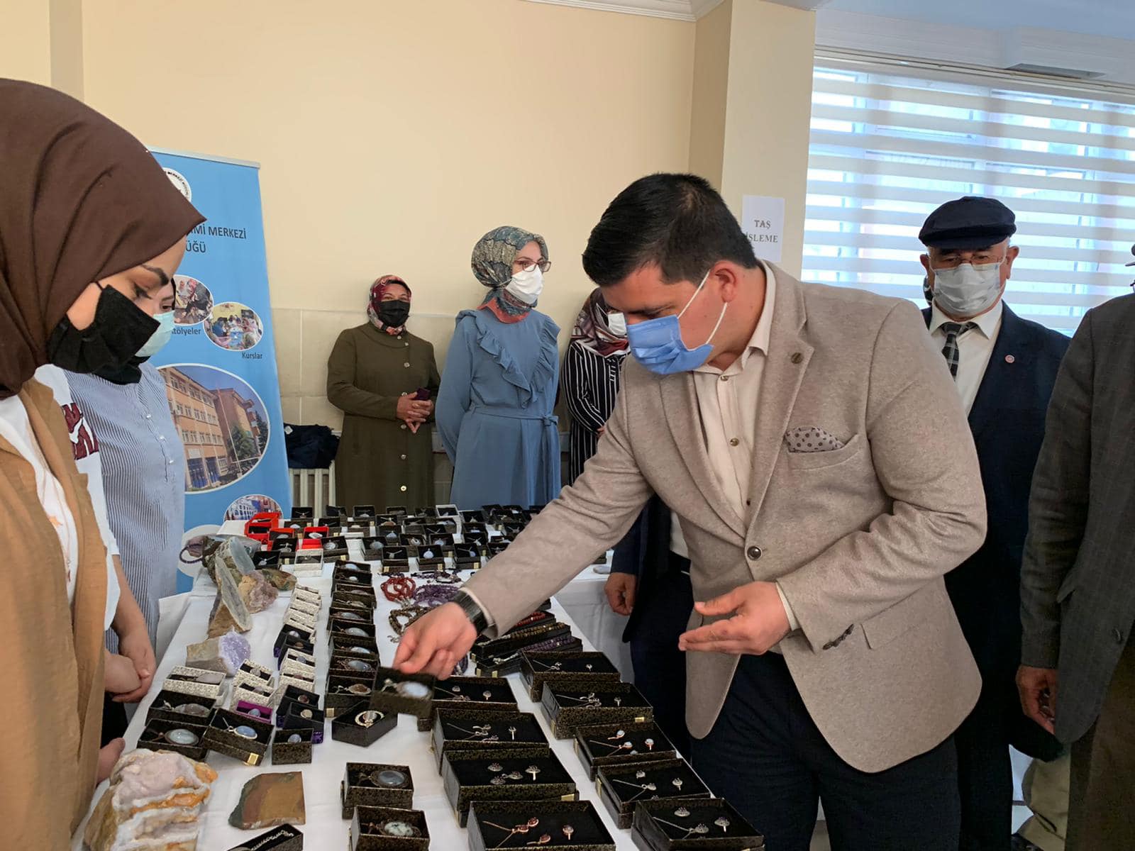 Aydıncık Halk Eğitimi Merkezi Müdürlüğü çalışmalarından tarafından oluşturulan “Karma Sergi”