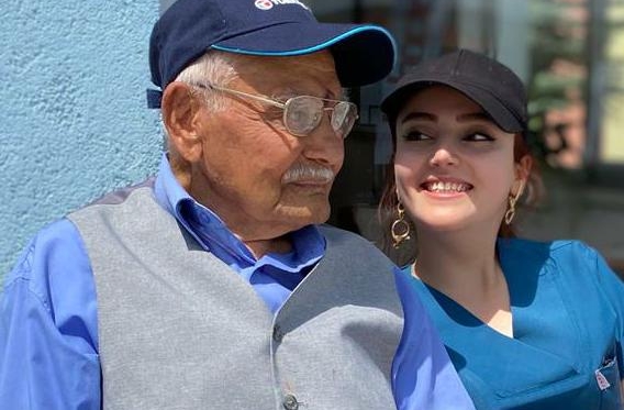 Dünyada pek çok örneği bulunan ve yaşlılara bakım yerine yaşlıları