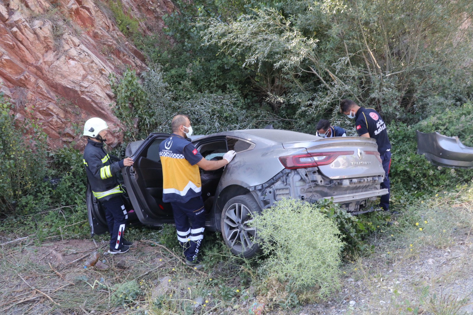 Yozgat'ta meydana gelen trafik kazasında otomobil şarampole uçtu aynı aileden