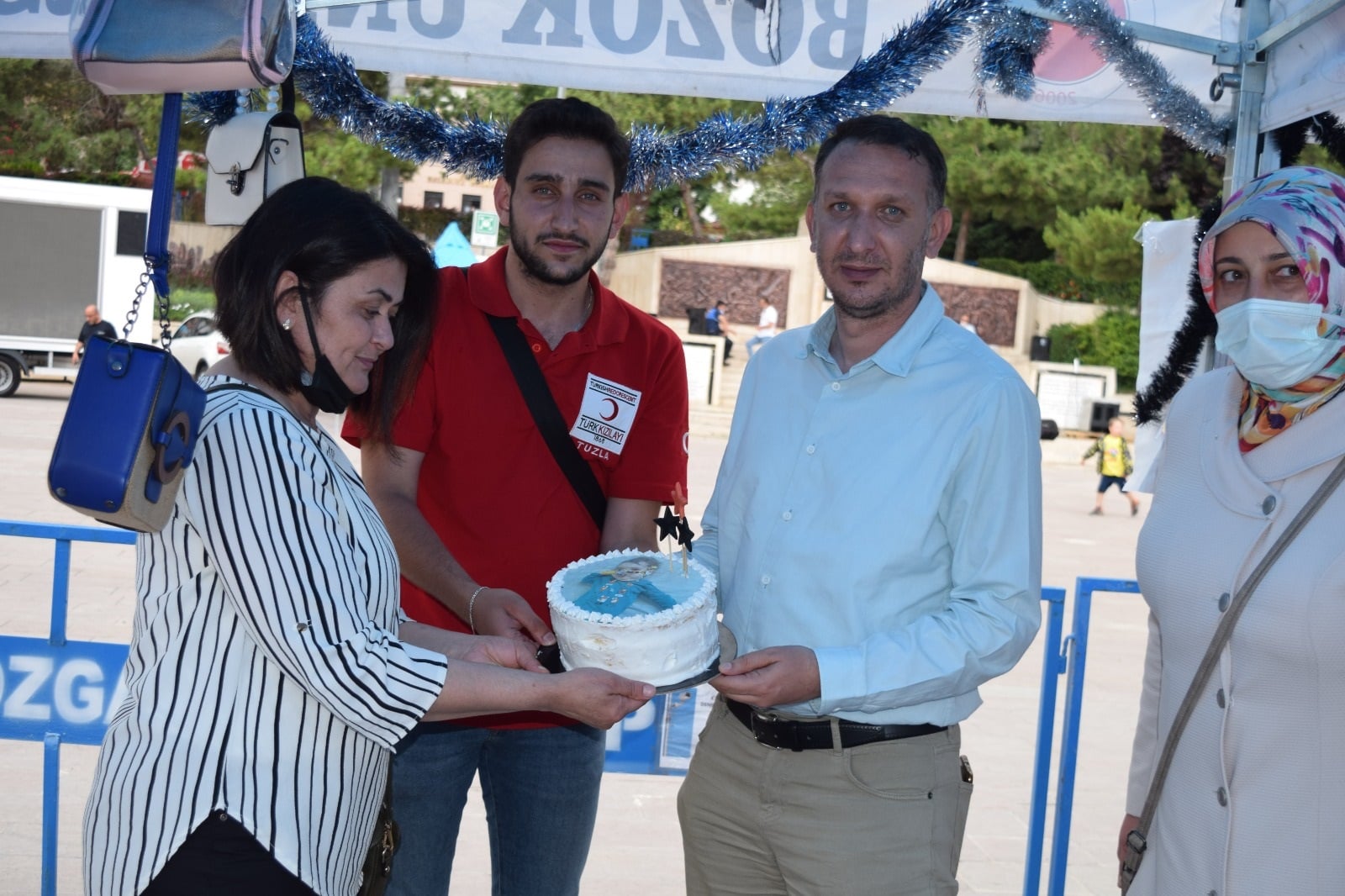 Sarıkaya Belediye Başkanı Ömer Açıkel, SMA hastası Yiğitalp’i yalnız bırakmadı.