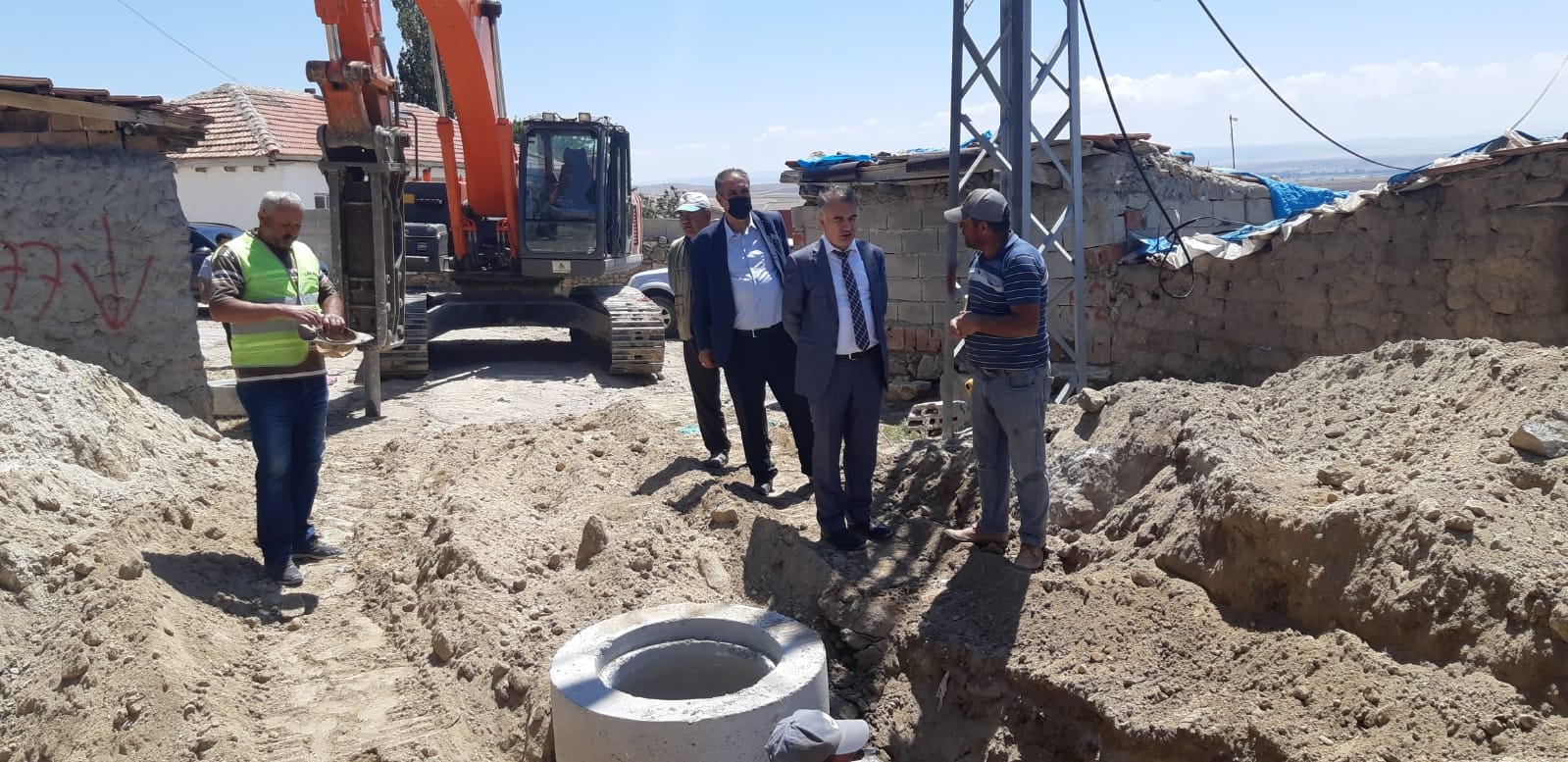 Sarıkaya Kaymakamı Selami Işık, Söylemez köyünde yapımına devam edilen içme