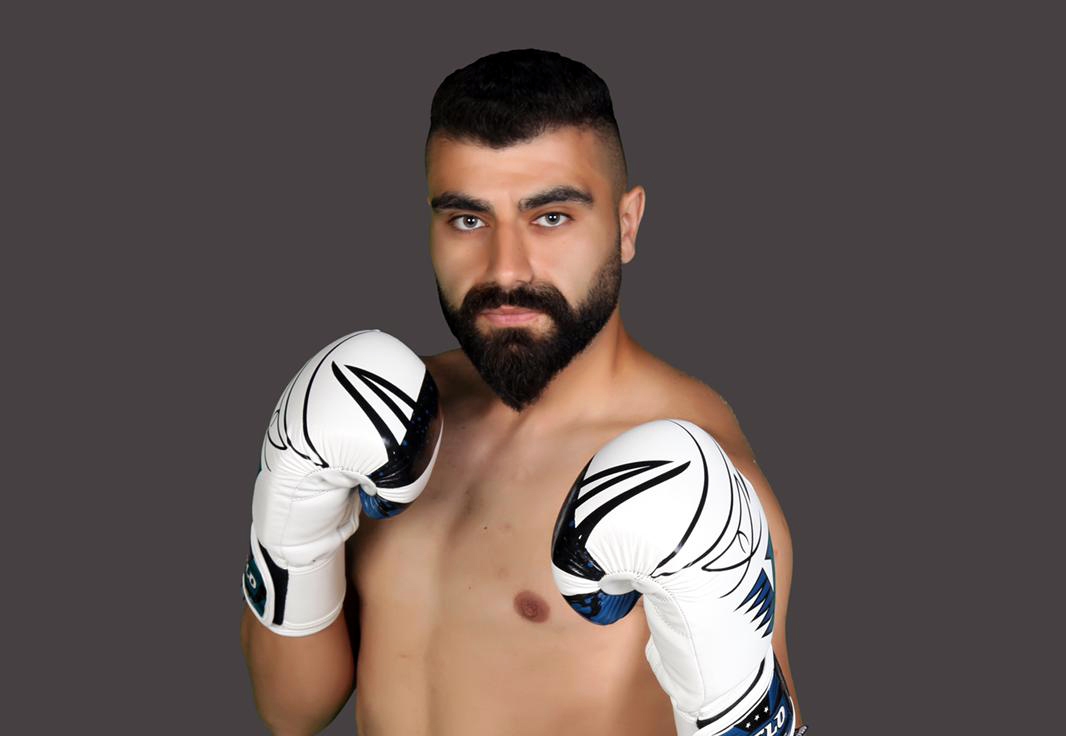 17 yaşında başladığı boks sporu ile profesyonelliğe kısa bir süre