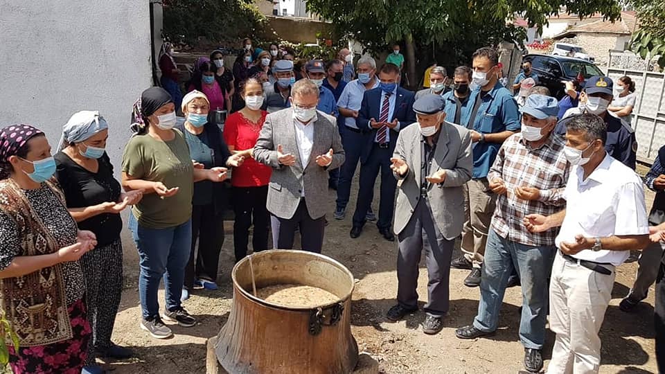 Yozgat Valisi Ziya Polat, Büyükmahal köyünde düzenlenen aşure programına katılarak,vatandaşlarla