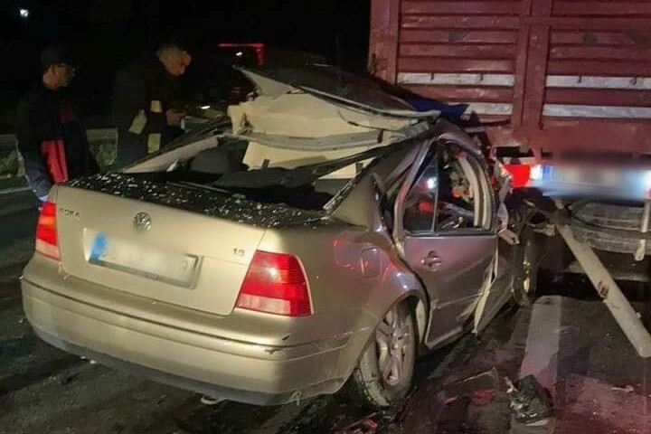 Sorgun ilçesinde otomobilin kamyona çarpması sonucu meydana gelen trafik kazasında