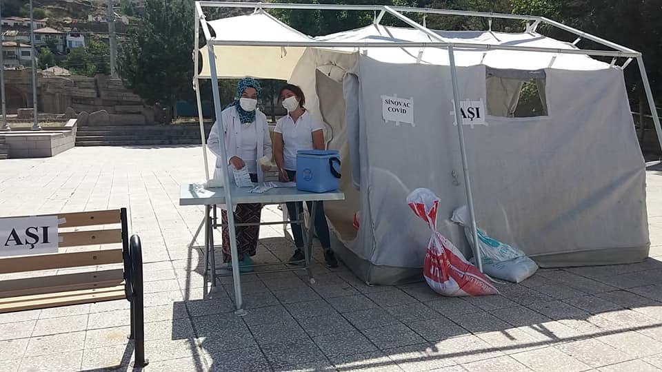 Şefaatli ilçesinde korona virüs (Kovid-19) aşılama kapsamında aşı çadırı kuruldu.
