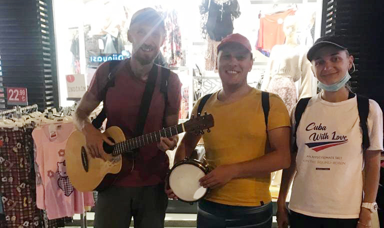 Ukrayna'dan otostop ile 50 gün önce dünya turuna çıkan müzisyen