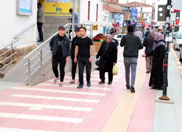 Yozgat’ta Kovid-19 aşısı olan vatandaşlar, aşı çalışmasında Sağlık İl Müdürlüğünü