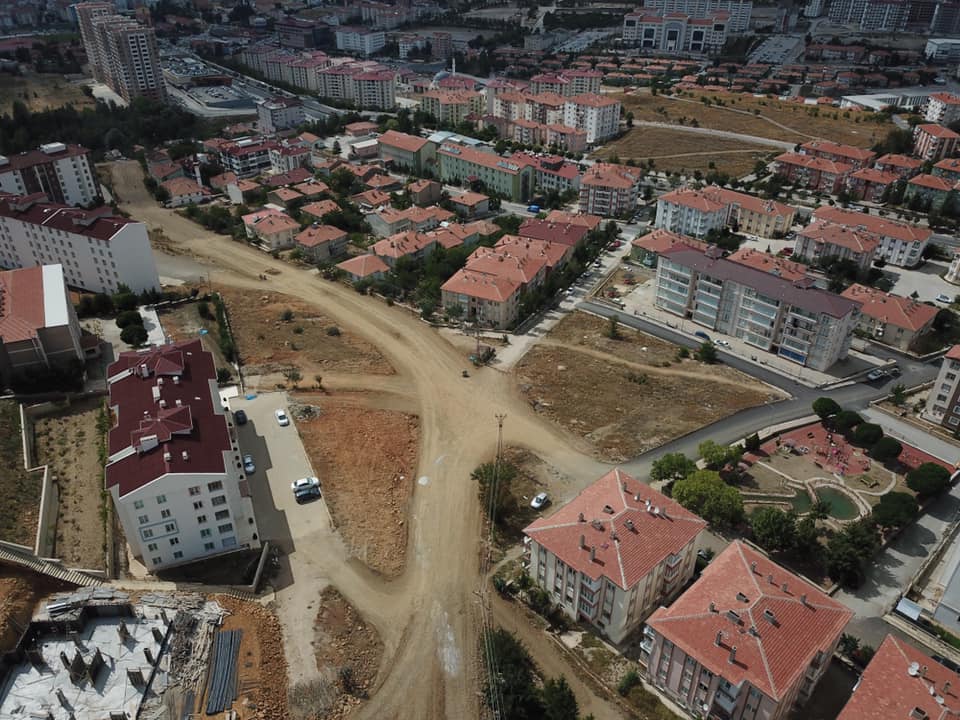 Yozgat Belediyesi Bahçeşehir Mahallesi 2’nci Selimiye Caddesi’nde bulunan bozuk yolda