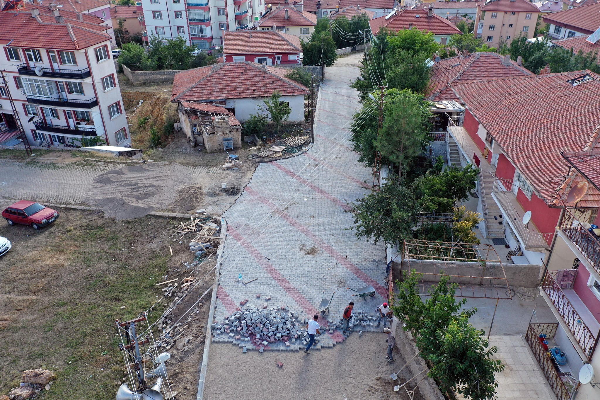 Akdağmadeni Belediye başkanı Nezih Yalçın, ilçede birçok noktada yol onarım