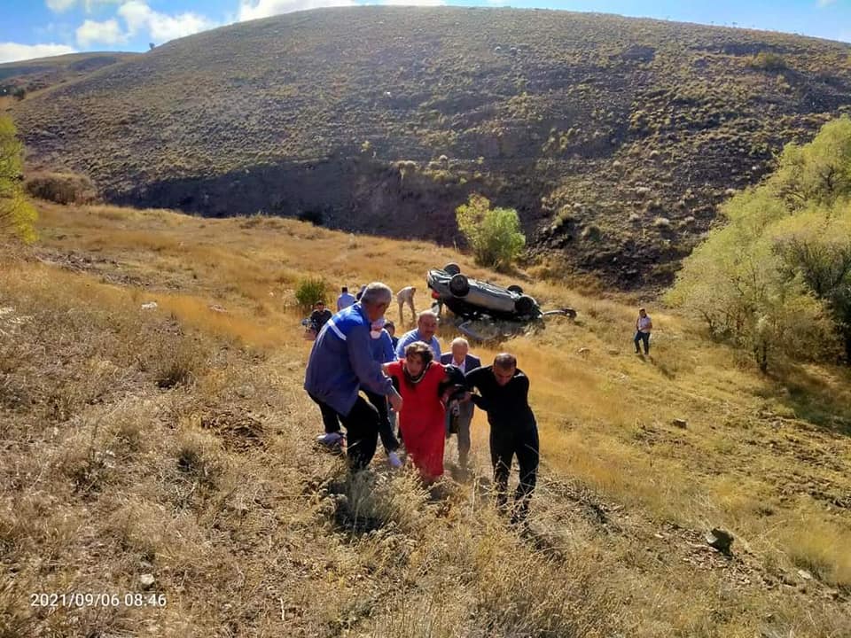 Yozgat'ın Sorgun ilçesinde içerisinde göreve giden öğretmenlerin bulunduğu otomobil şarampole