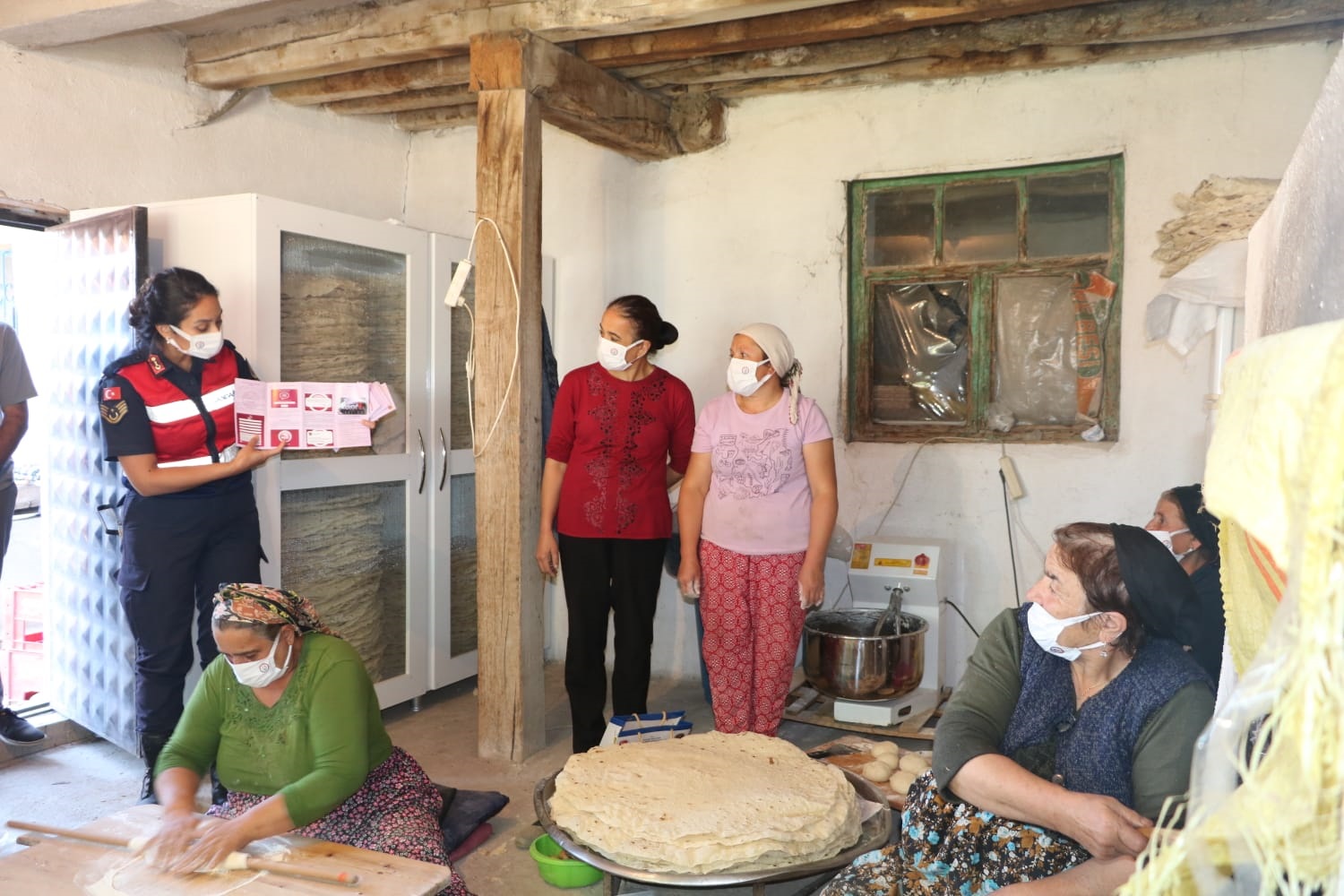 Yozgat İl Jandarma komutanlığı ekipleri Büyükmahal ve Güllük Köyünde vatandaşlara