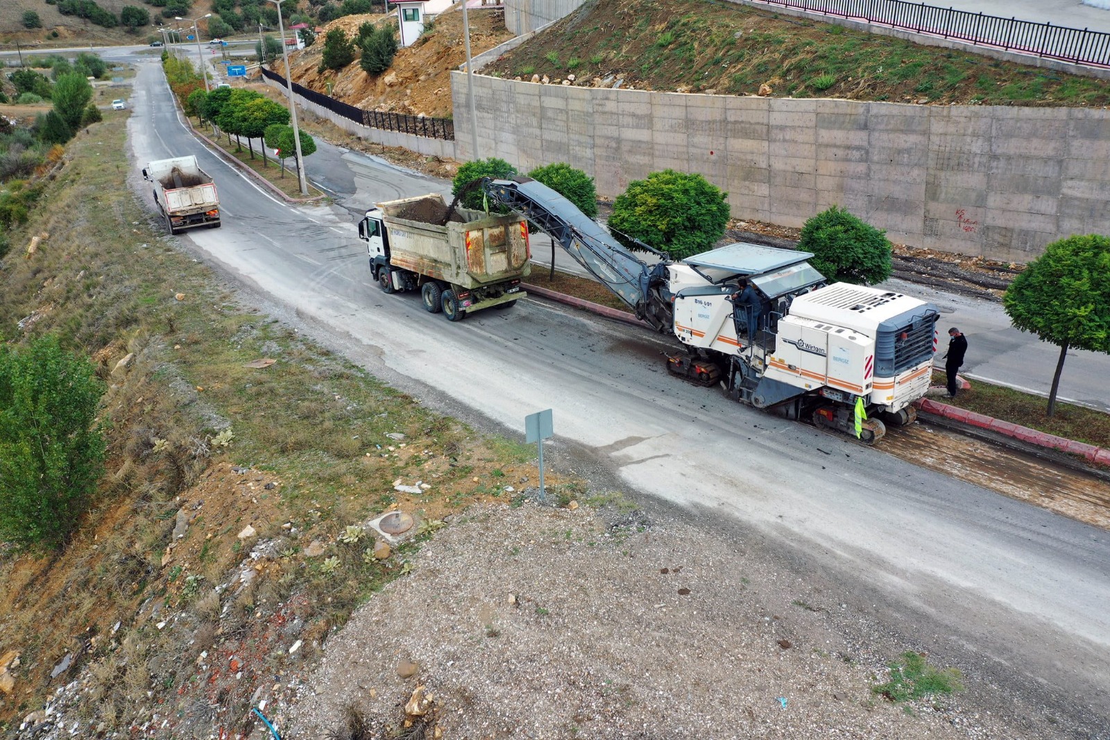 Akdağmadeni Belediye Başkanı Nezih Yalçın, ilçede yol çalışmalarının devam ettiğini