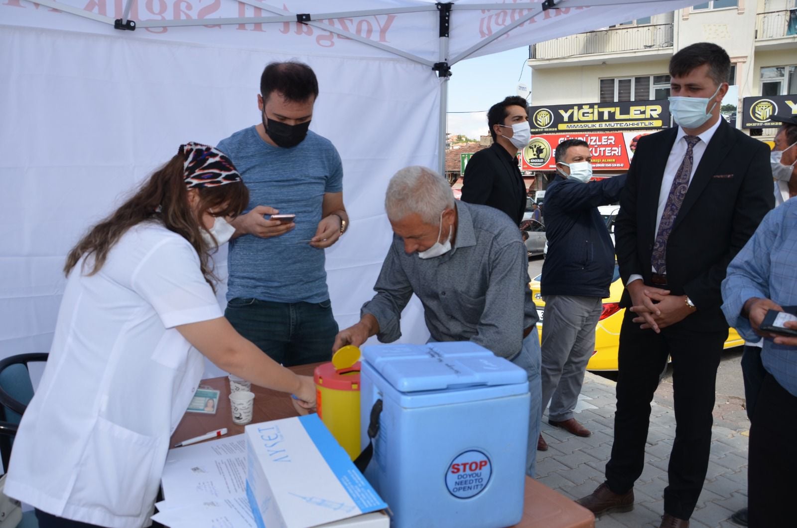 Sarıkaya Kaymakamı Samet Serin, ilçede aşı olmaları konusunda vatandaşlara uyarılarda