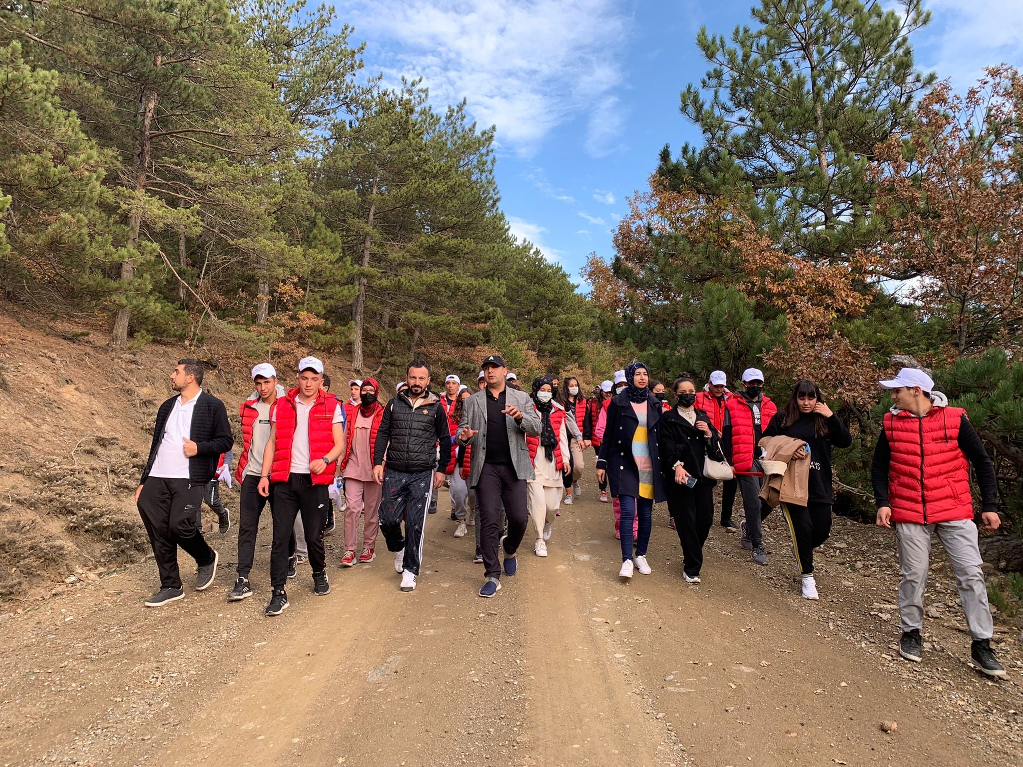 Aydıncık Gençlik Kulübünün tarafından düzenlenen 29 Ekim Cumhuriyet Bayramı yürüyüşü,