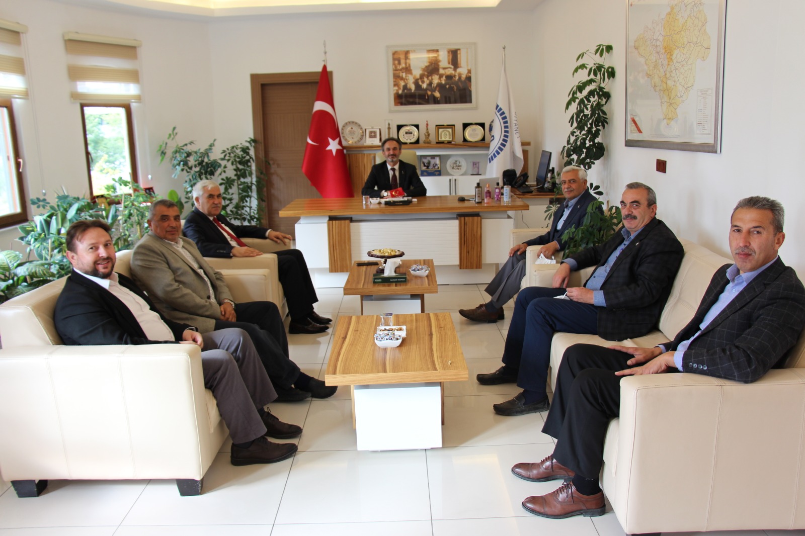 Ak Parti Yozgat İl Başkan Yardımcısı Nurullah Nurdoğan beraberinde yönetim