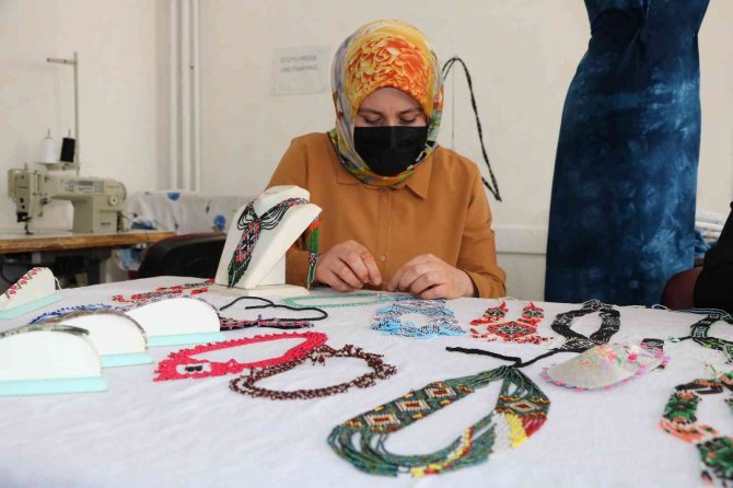 Geleneksel Türk motifleri  elbiseleri süslüyor