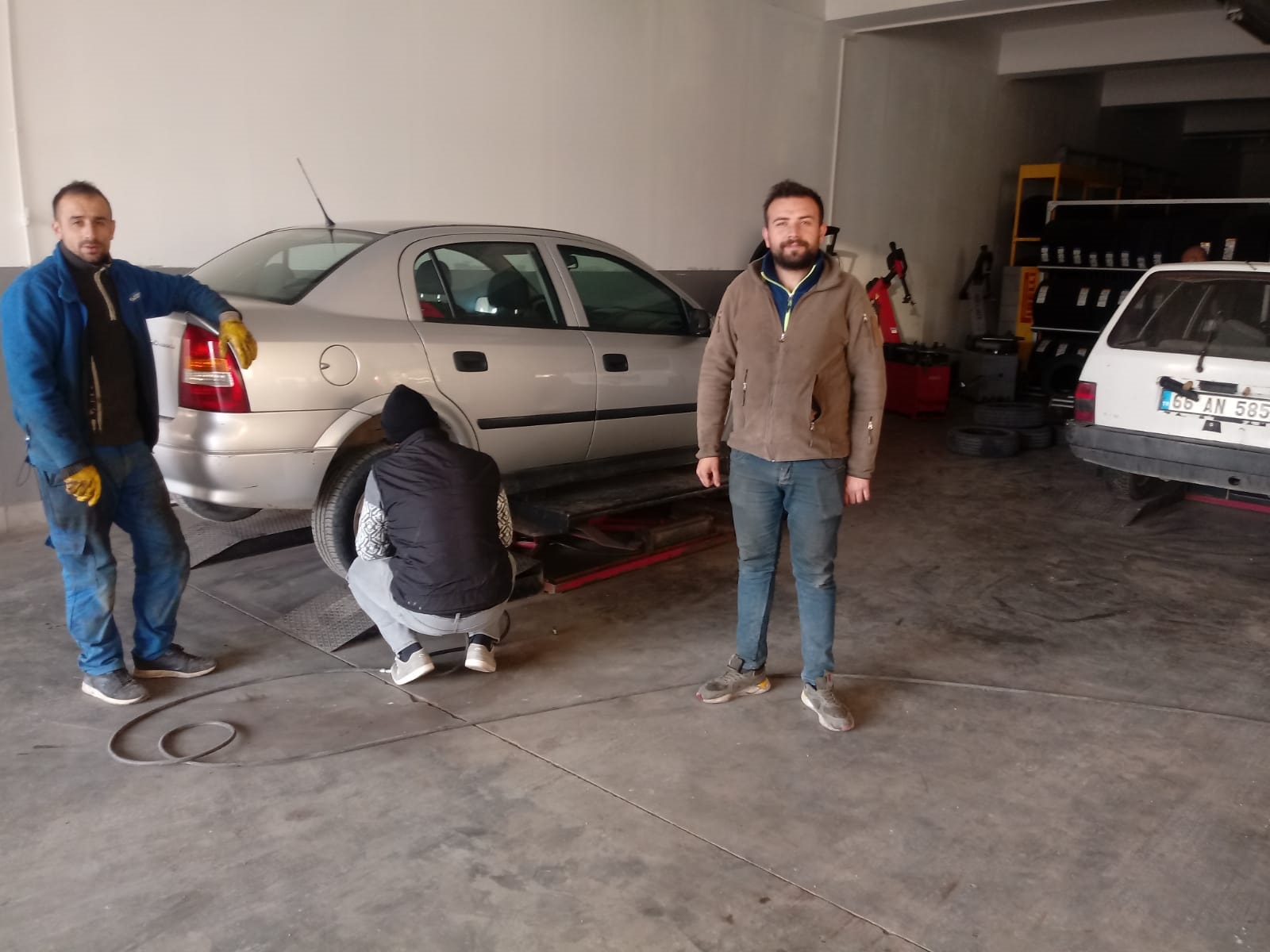 Yozgat’ta araçlarına kış lastiği taktırmak isteyen sürücüler, lastikçilerin yolunu tutuyor.
