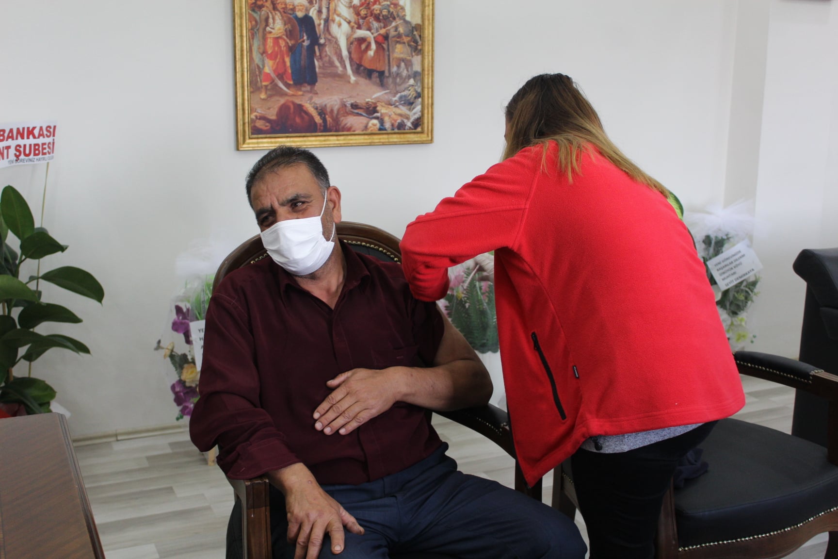 Saraykent Kaymakamı Ali Açıkgöz, kendisini ziyarete gelen aşı olmamış vatandaşı