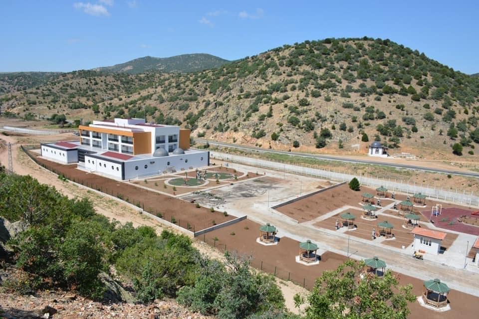 Saraykent İlçesinde hizmete açılan Sultan Hanı Termal Otel’e vatandaşlar yoğun