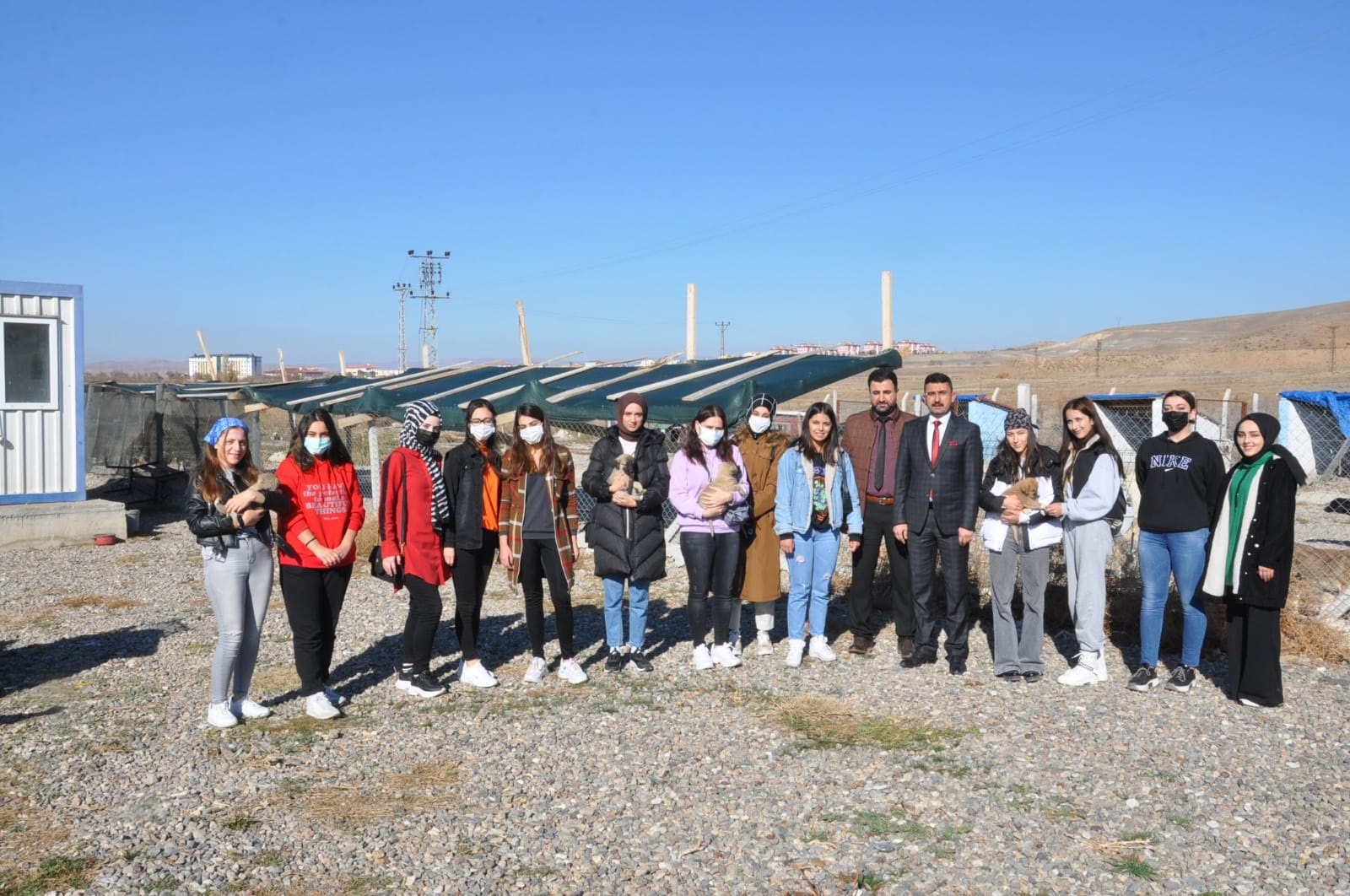 Yerköy’de Adalet Meslek Yüksekokulu öğrencileri belediye hayvan barınağındaki hayvanları besledi.
