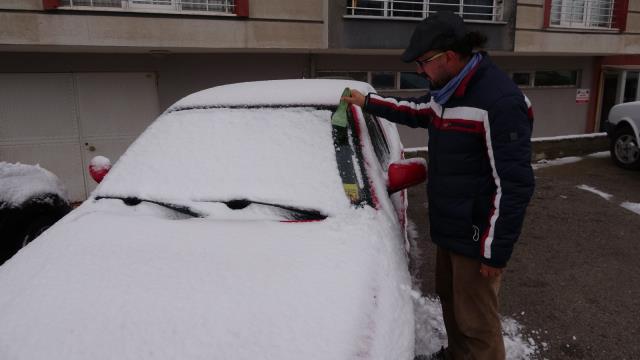 Yozgat'ta dün etkili olan sağanak yağış gece yerini kar yağışına