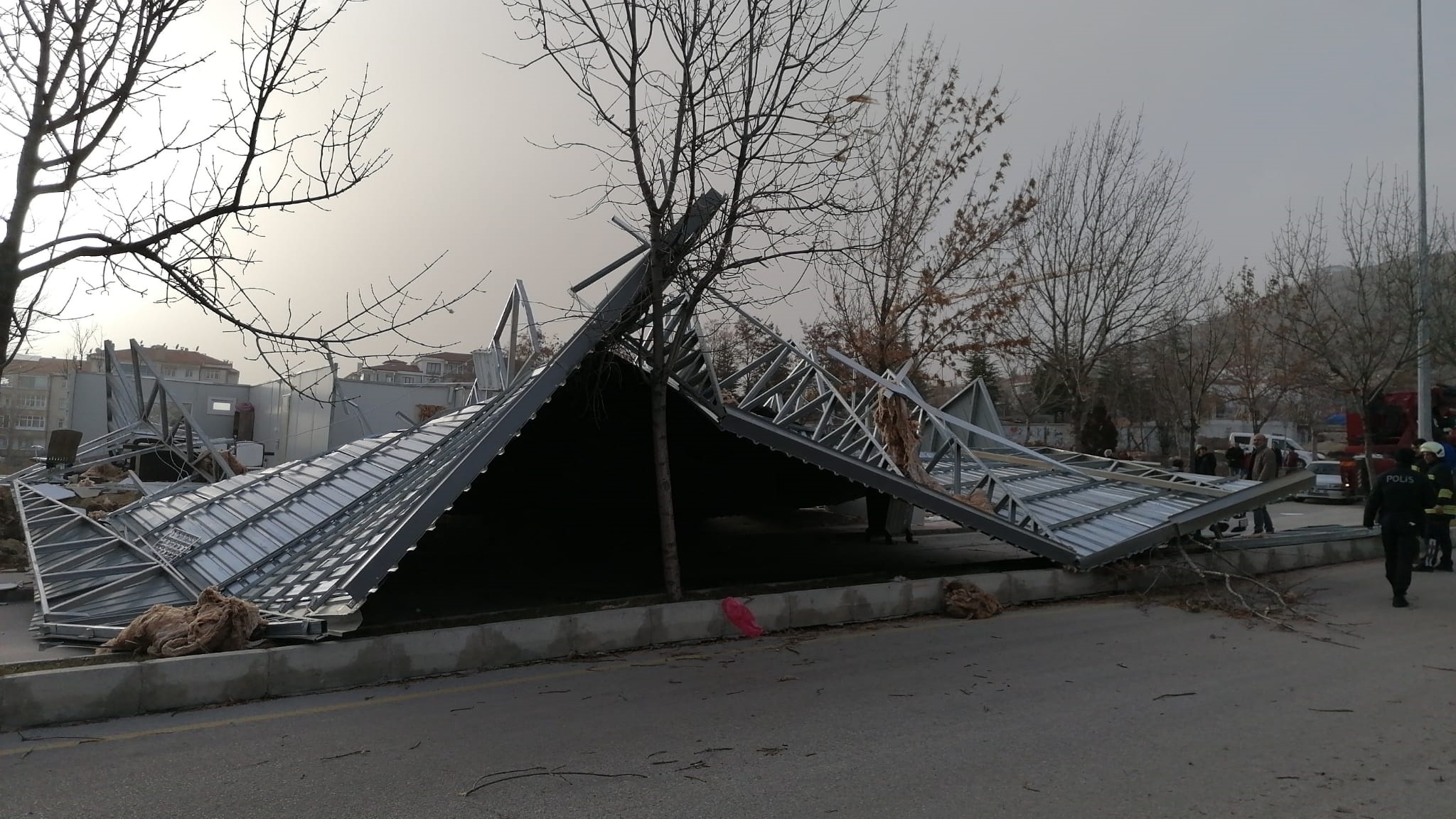 Yozgat’ta gün boyu etkisini sürdüren şiddetli rüzgar nedeniyle evlerin çatıları
