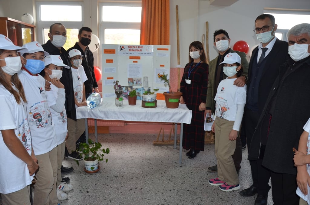 Sarıkaya Hisarbey Ortaokulunda TÜBİTAK 4006 Bilim Fuarları destekleme programı kapsamında