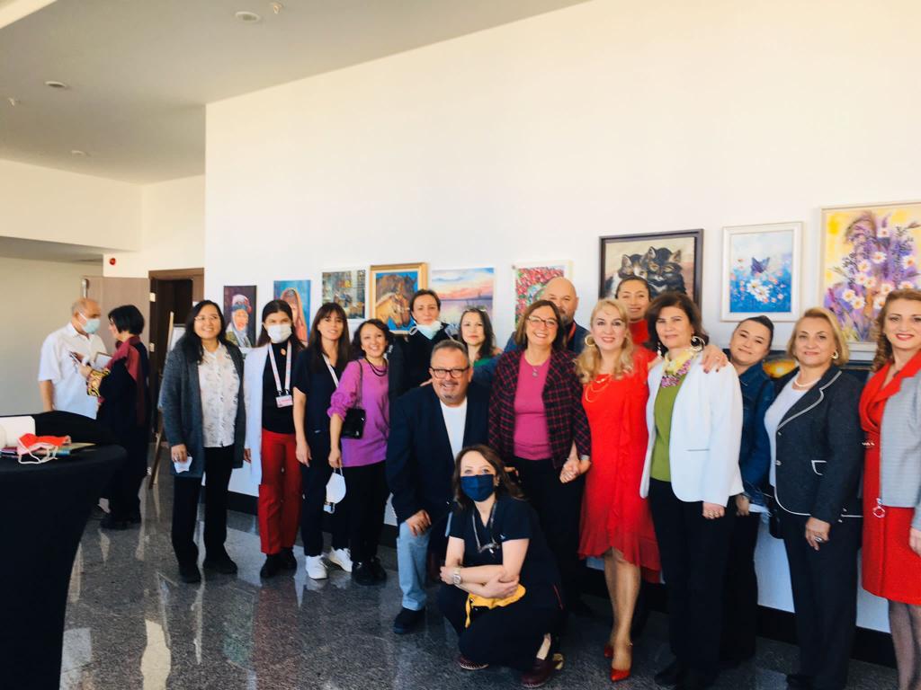 Başkentin tanınmış ressamlarından Sema Efe’nin 82 sağlıkcı resim atölyesi öğrencileriyle