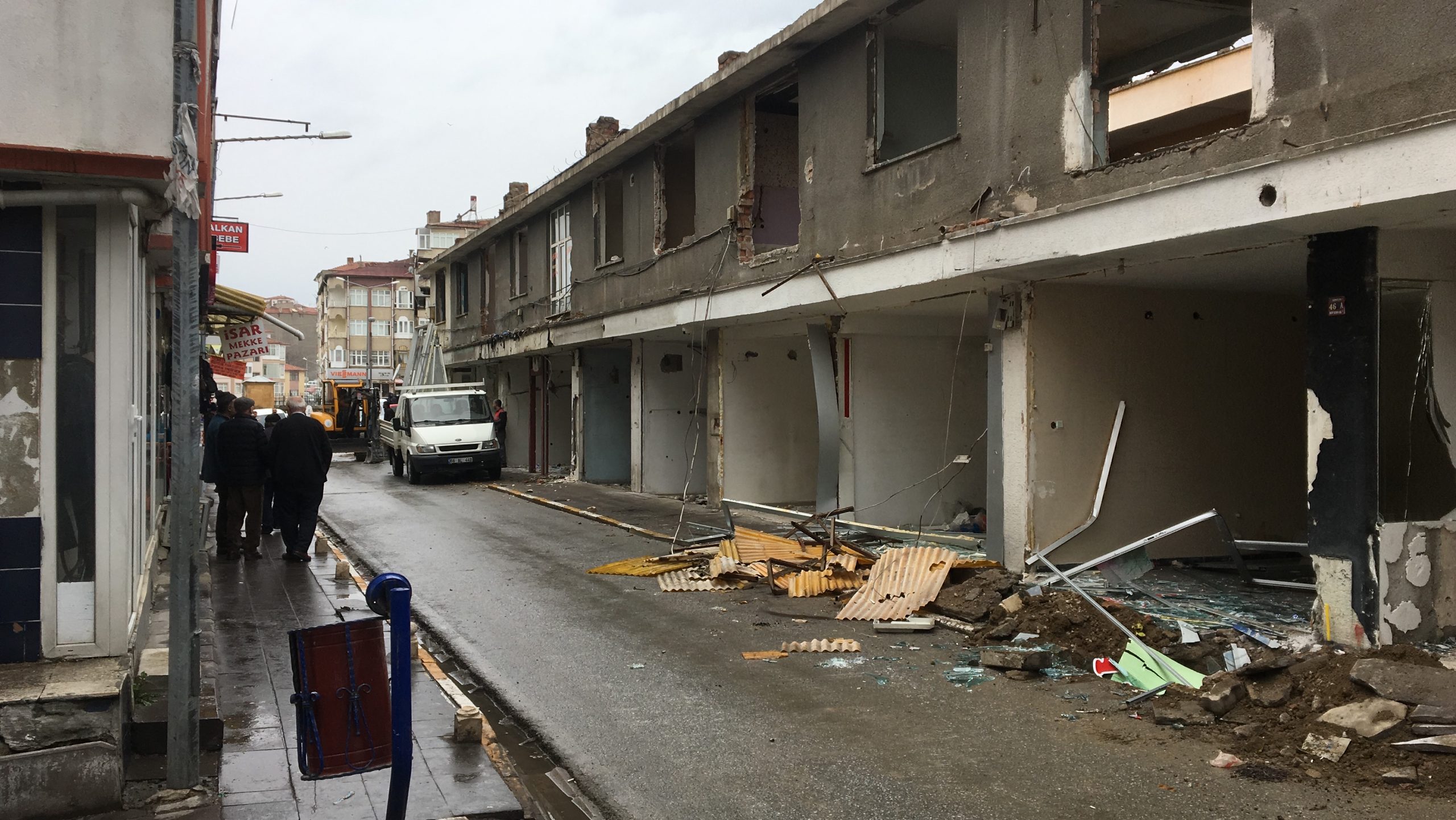 Yozgat Belediyesi tarafından Bankalar Caddesi ve Eski Hal Binasında yıkım