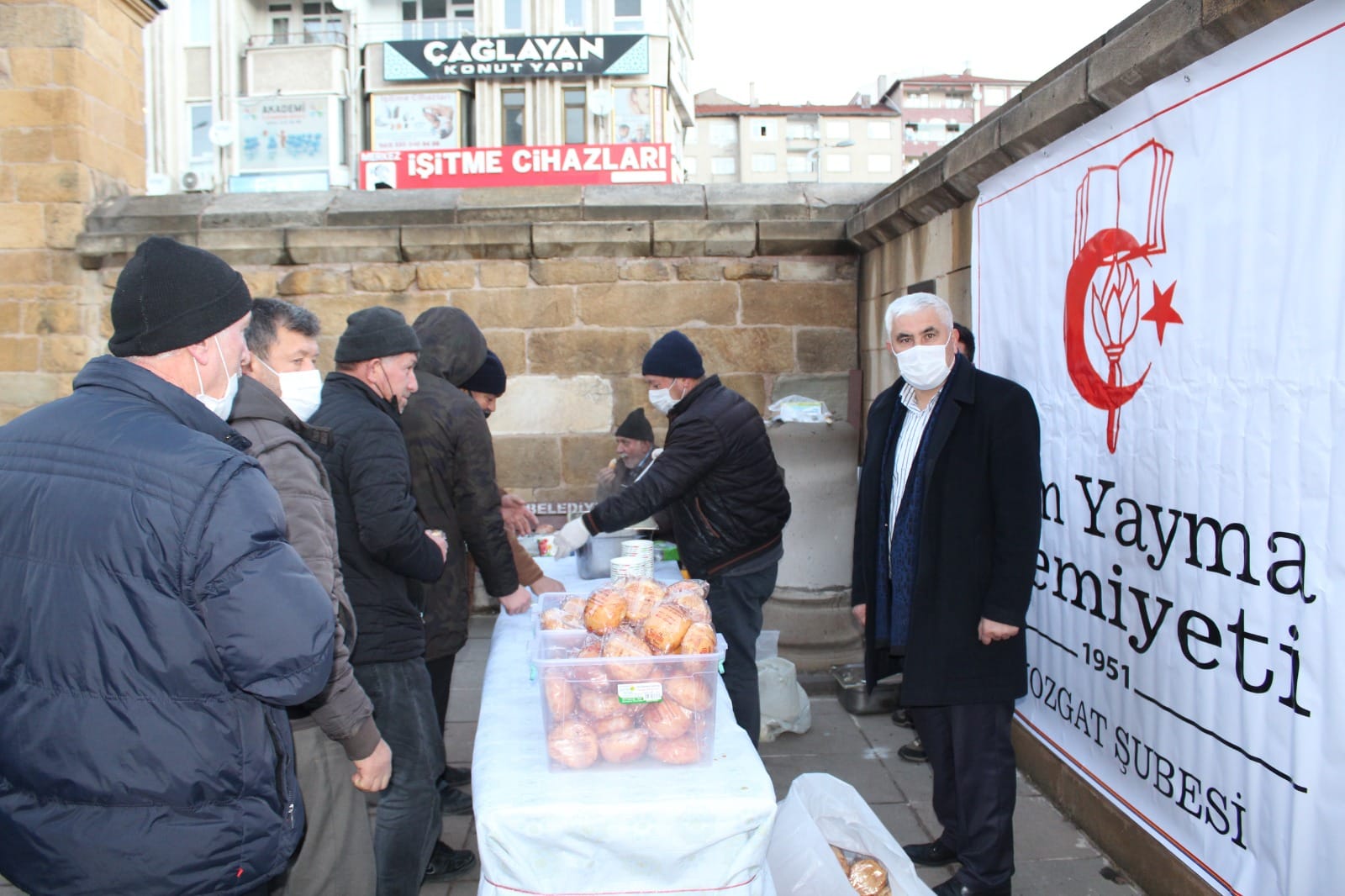 İlim Yayma Cemiyeti Yozgat Şubesi, sabah namazından çıkan vatandaşlara da