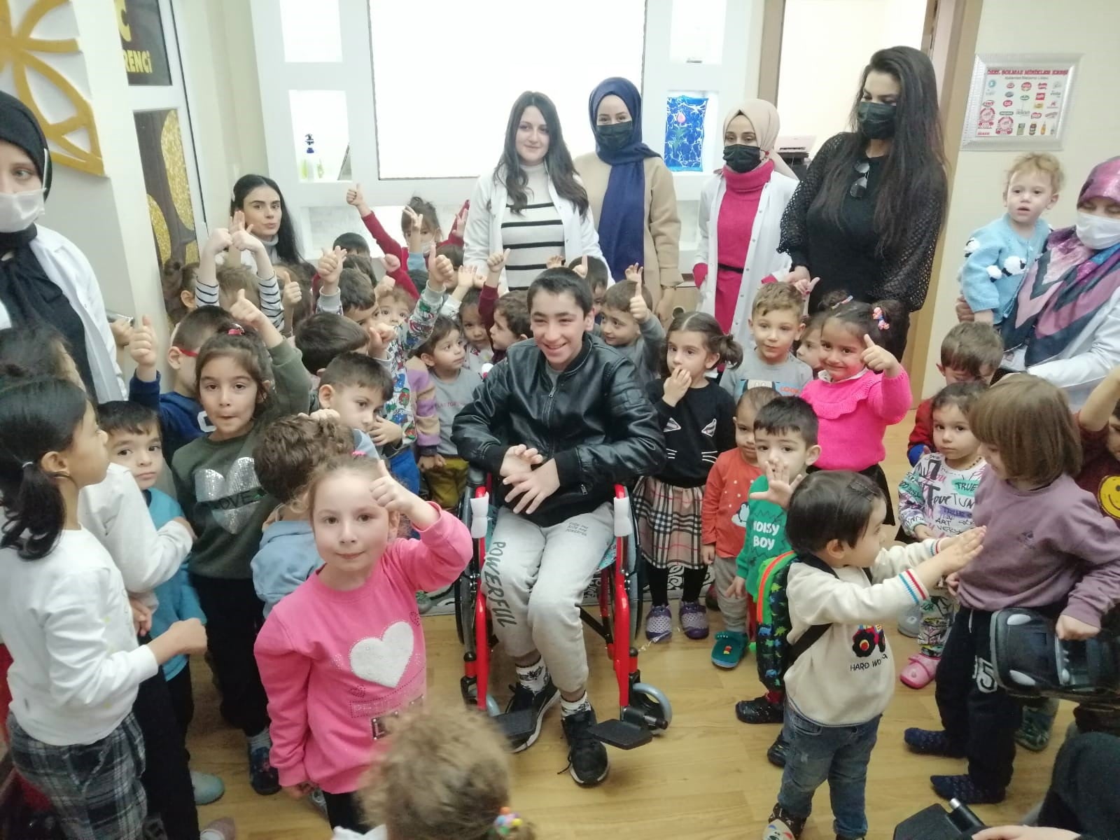 Yozgat’ta kreşe giden minik öğrenciler, ebru sanatı üzerine yaptıkları çalışmaları