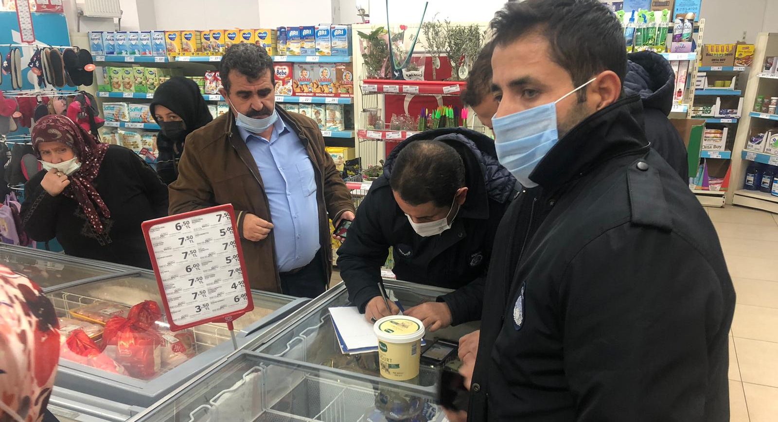 Yerköy Belediyesi Zabıta Müdürlüğü ekipleri, ilçede gıda denetimlerini sürdürüyor. Zabıta