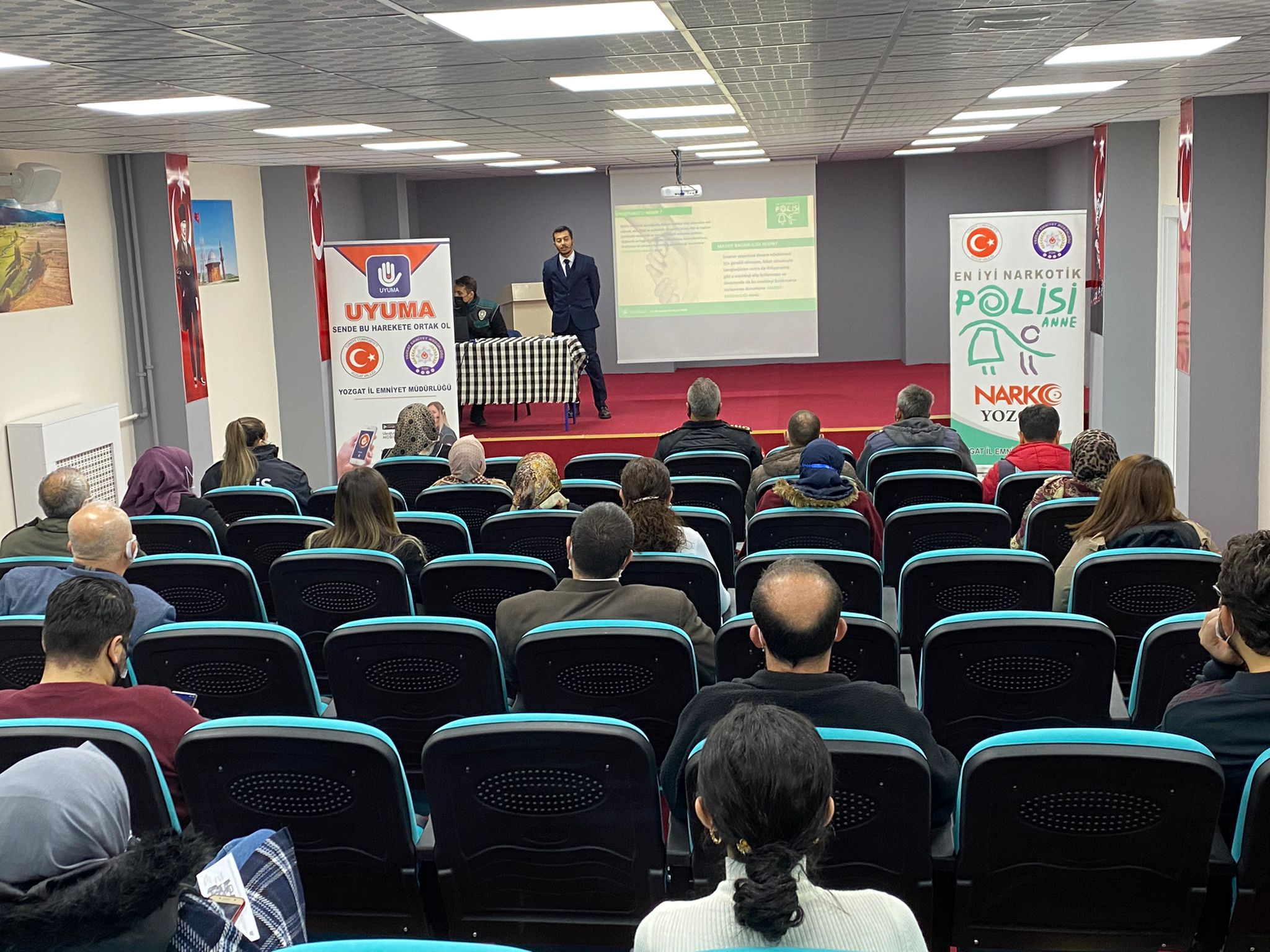 Akdağmadeni ilçesinde Öğrenci velileri ve öğretmenlere en iyi narkotik polisi