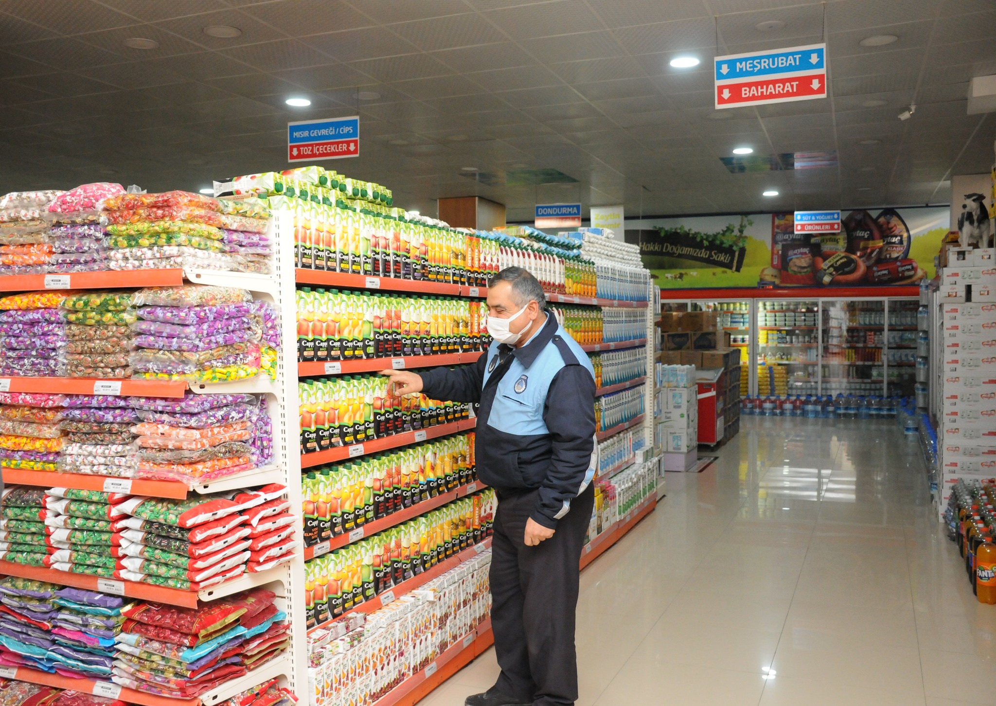 Sorgun Belediyesi Zabıta Müdürlüğü ekipleri gerçekleştirdiği denetimlerle marketlerde etiketleri tek