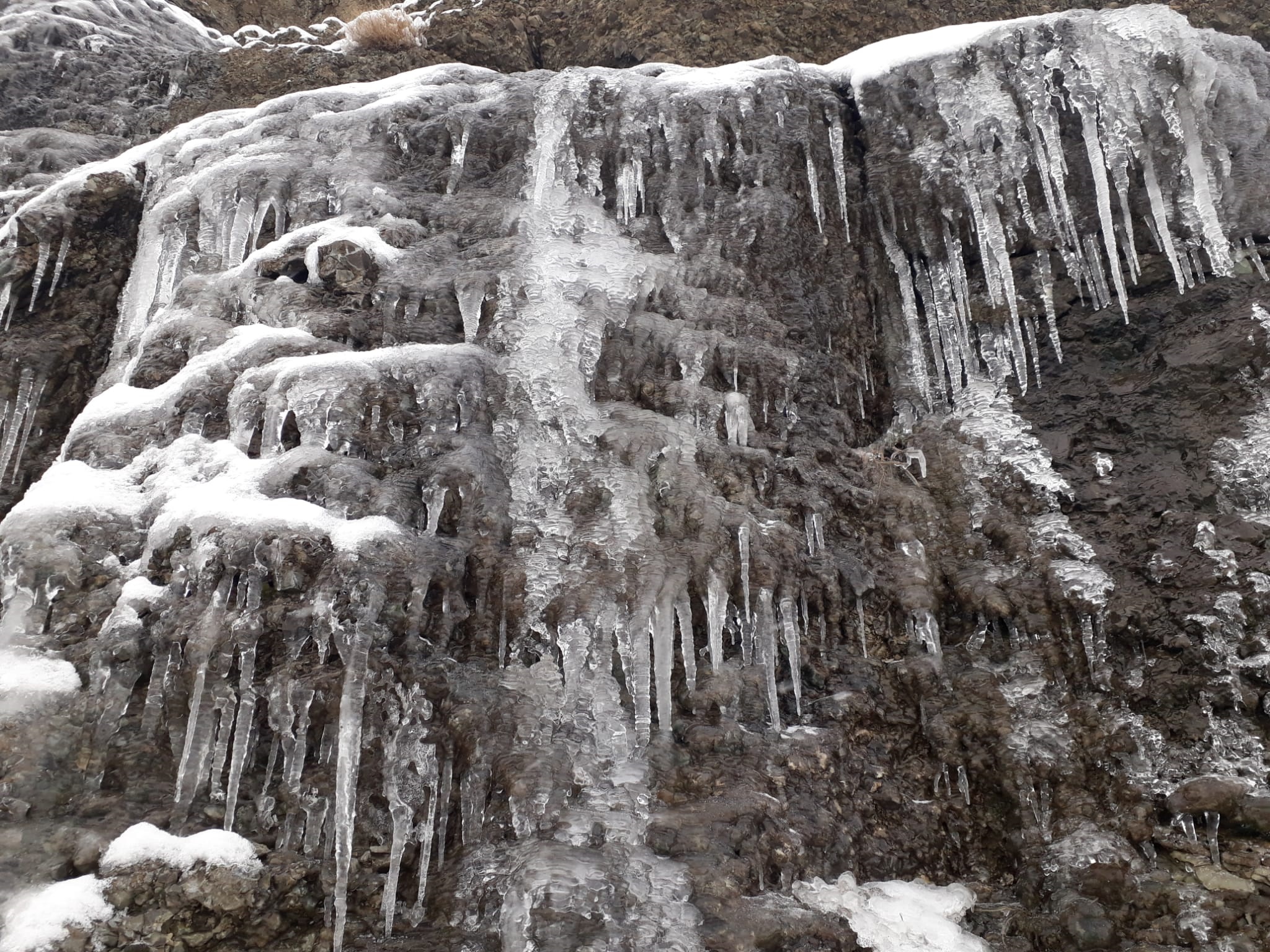 Yozgat’ta geceleri eksi derecelere düşen hava sıcaklıkları nedeniyle dondu, yamaçlarda
